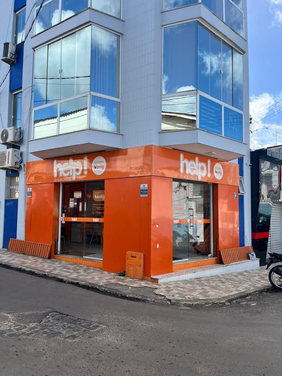 Fachada da loja help! em Valença